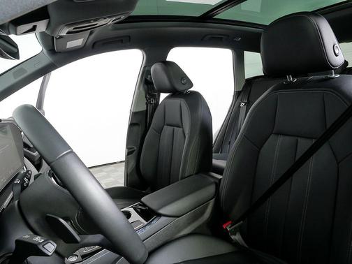Mythos Black Metallic 2025 Audi Q6 e-tron Premium Plus