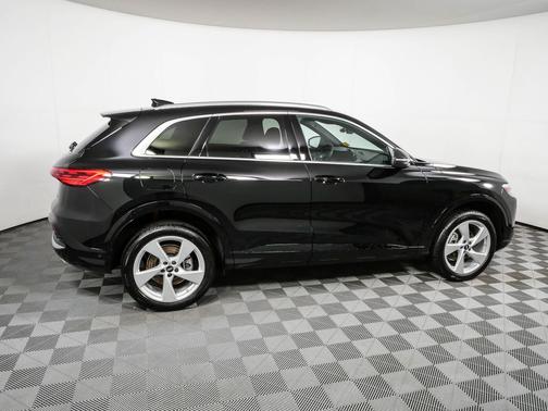 Mythos Black Metallic 2026 Audi Q5 Premium Plus TFSI quattro S tronic