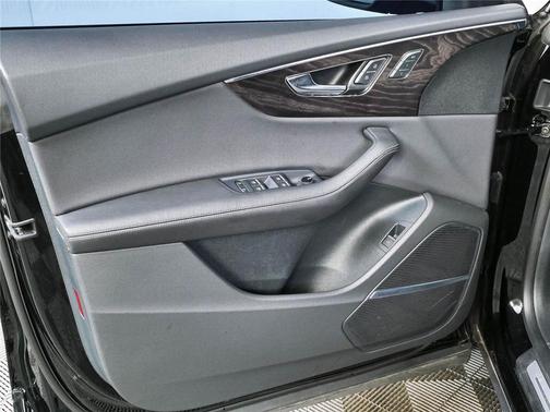 Mythos Black Metallic 2023 Audi Q8 55 Premium Plus