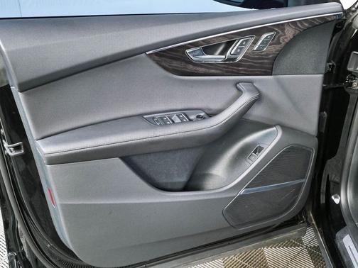Mythos Black Metallic 2023 Audi Q8 55 Premium Plus