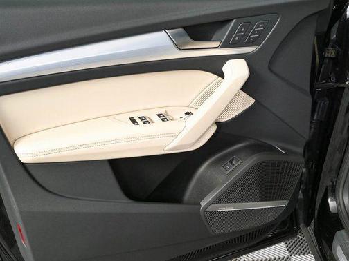 Mythos Black Metallic 2025 Audi Q5 45 S line Premium Plus
