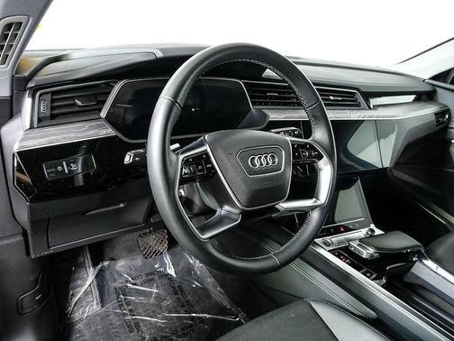 Mythos Black Metallic 2023 Audi e-tron Premium Plus quattro