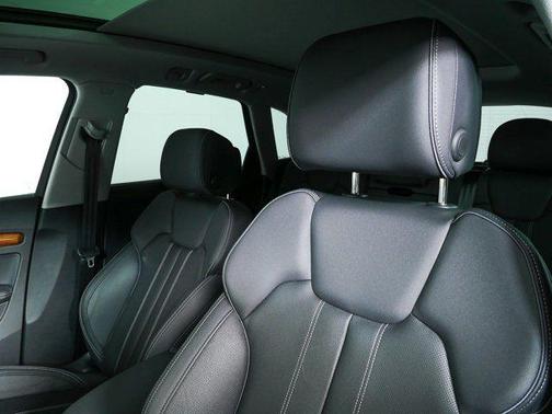 Mythos Black Metallic 2024 Audi Q5 40 Premium Plus