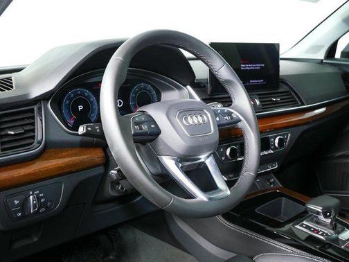 Mythos Black Metallic 2024 Audi Q5 40 Premium Plus