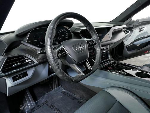 Daytona Gray Pearl Effect 2023 Audi e-tron GT Prestige quattro