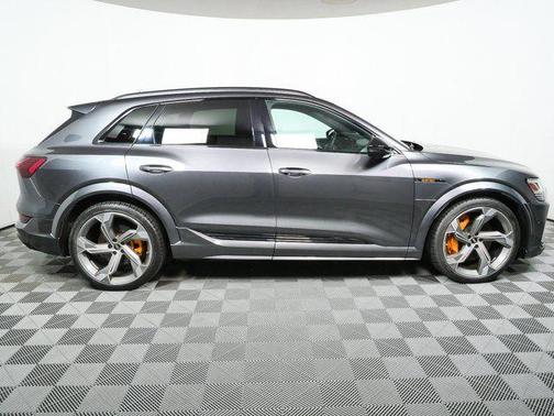 Daytona Gray Pearl Effect 2023 Audi e-tron S Premium Plus quattro
