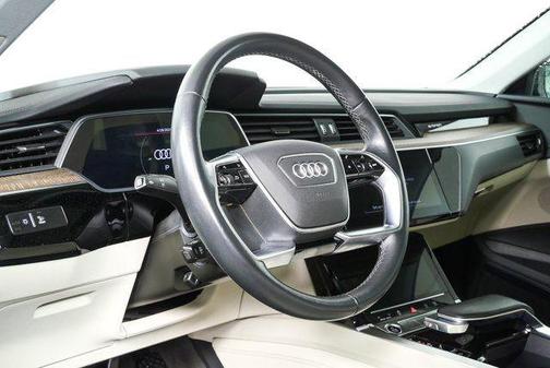 Navarra Blue Metallic 2023 Audi e-tron Premium Plus quattro