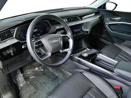 Mythos Black Metallic 2024 Audi Q8 e-tron Prestige