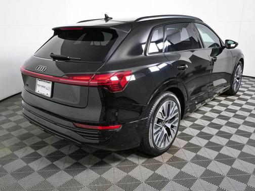 Mythos Black Metallic 2024 Audi Q8 e-tron Prestige