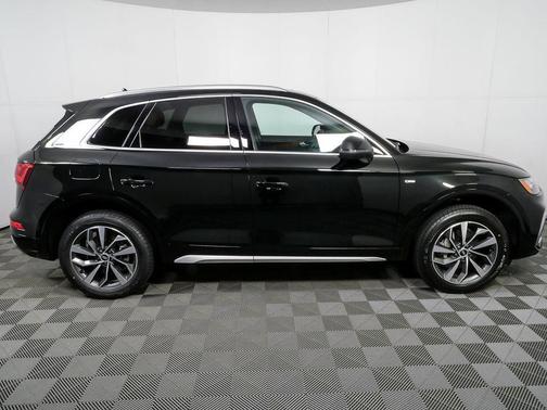 Mythos Black Metallic 2023 Audi Q5 45 S line Premium Plus