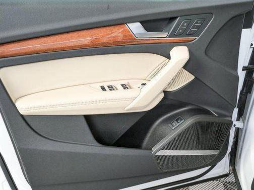 Glacier White Metallic 2023 Audi Q5 45 S line Premium Plus