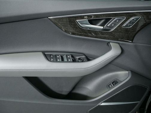 Mythos Black Metallic 2026 Audi Q7 55 Premium Plus