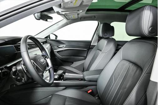 2022 Audi e-tron Premium Plus