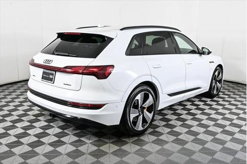 2022 Audi e-tron Premium Plus