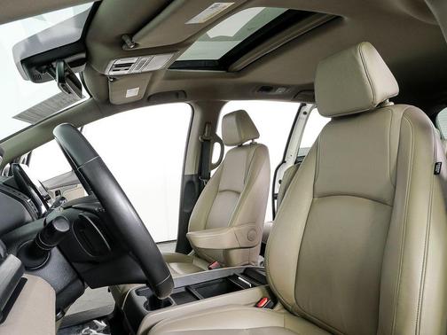 White Diamond Pearl 2018 Honda Odyssey EX-L