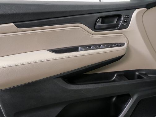 White Diamond Pearl 2018 Honda Odyssey EX-L