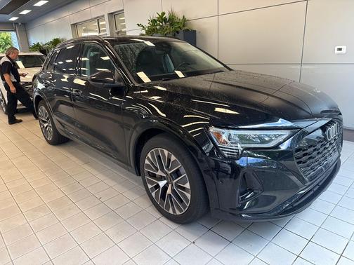Mythos Black Metallic 2024 Audi Q8 e-tron Prestige