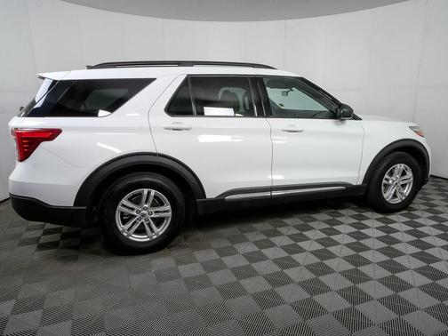 Oxford White 2023 Ford Explorer XLT
