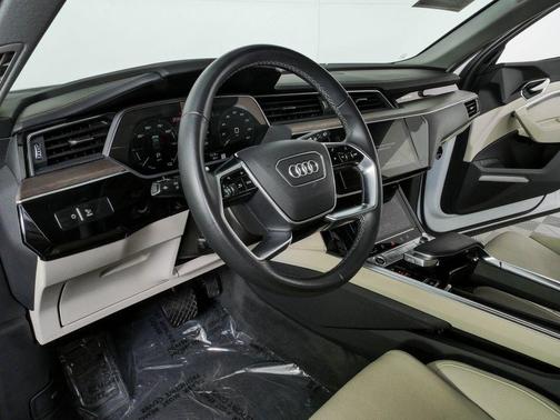 Glacier White Metallic 2024 Audi Q8 e-tron Prestige