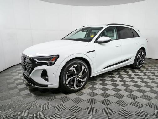 Glacier White Metallic 2024 Audi Q8 e-tron Prestige