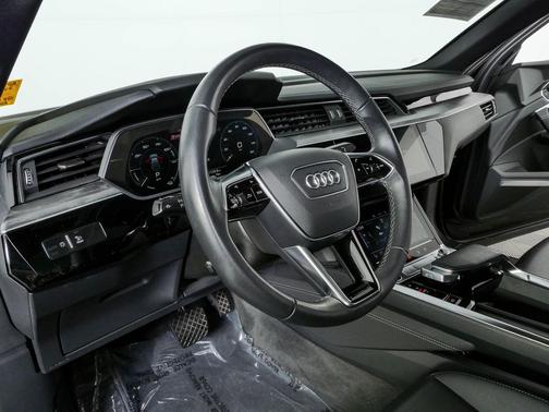 Mythos Black Metallic 2024 Audi Q8 e-tron Premium Plus