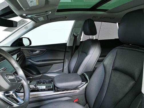 Mythos Black Metallic 2023 Audi Q8 55 Premium Plus