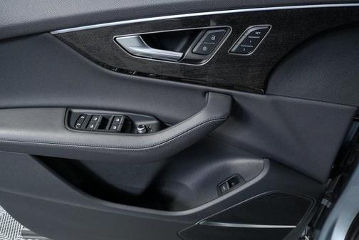 2023 Audi Q7 45 Premium Plus