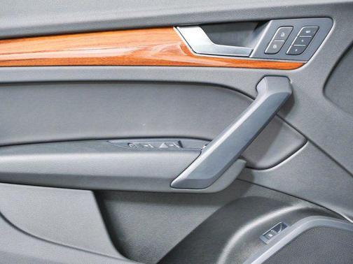Glacier White Metallic 2023 Audi Q5 45 S line Premium