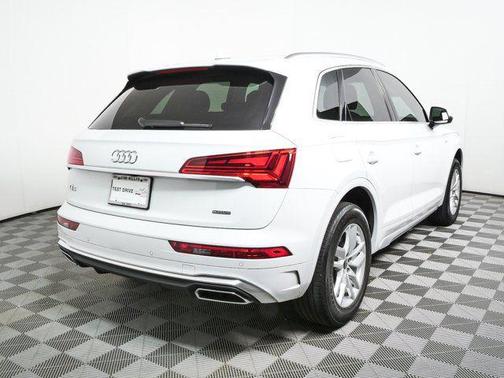 Glacier White Metallic 2023 Audi Q5 45 S line Premium