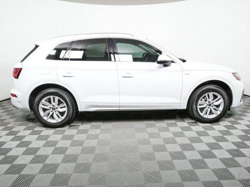 Glacier White Metallic 2023 Audi Q5 45 S line Premium