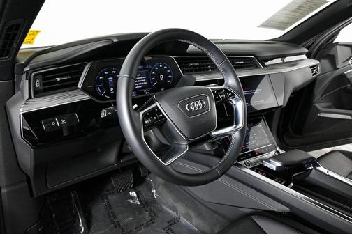 2022 Audi e-tron Premium Plus