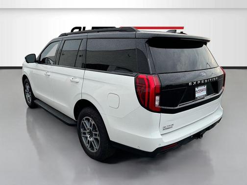 Star White Metallic Tri-Coat 2025 Ford Expedition Active