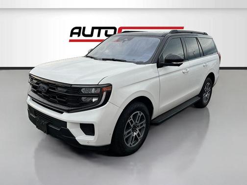 Star White Metallic Tri-Coat 2025 Ford Expedition Active