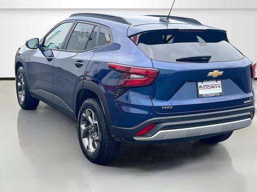 Blue Glow Metallic 2024 Chevrolet Trax LT