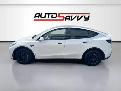 Pearl White Multi-Coat 2025 Tesla Model Y Long Range Dual Motor All-Wheel Drive