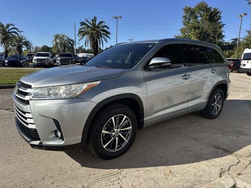 Celestial Silver Metallic 2018 Toyota Highlander XLE