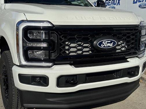 Star White 2027 Ford F-250 Lariat