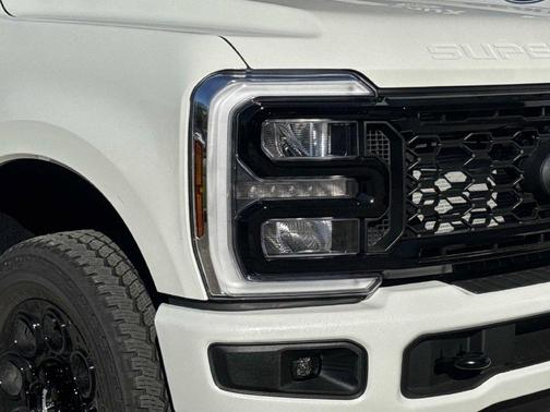 Star White 2027 Ford F-250 Lariat