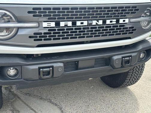 Oxford White 2025 Ford Bronco Badlands