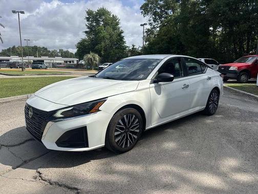 Glacier White 2025 Nissan Altima SV