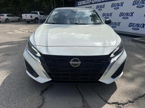 Glacier White 2025 Nissan Altima SV