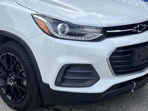 Summit White 2022 Chevrolet Trax LT