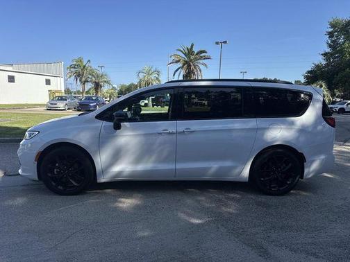 Bright White Clearcoat 2024 Chrysler Pacifica Touring-L