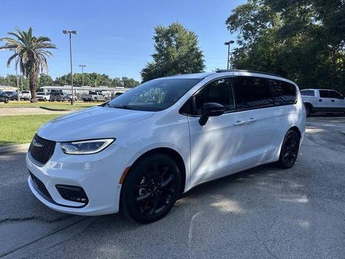 Bright White Clearcoat 2024 Chrysler Pacifica Touring-L
