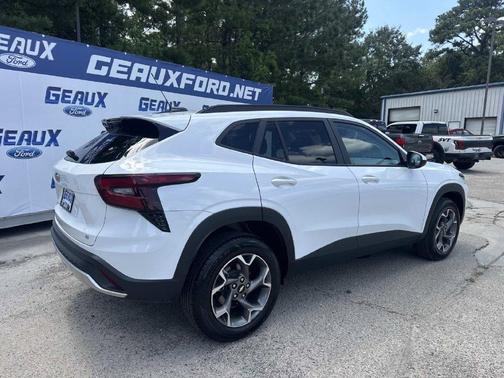 Summit White 2025 Chevrolet Trax LT