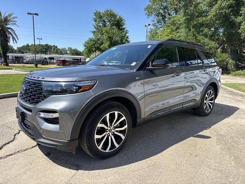 Gray Metallic 2023 Ford Explorer ST-Line