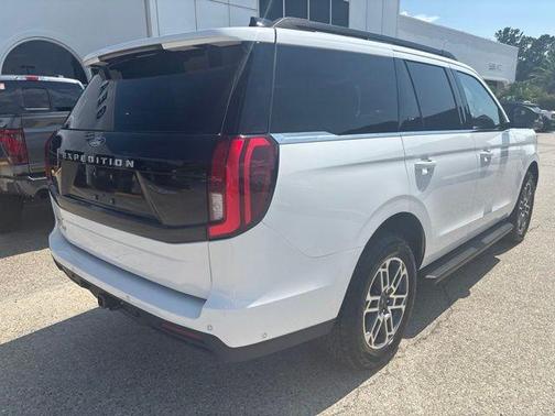 Oxford White 2025 Ford Expedition Active