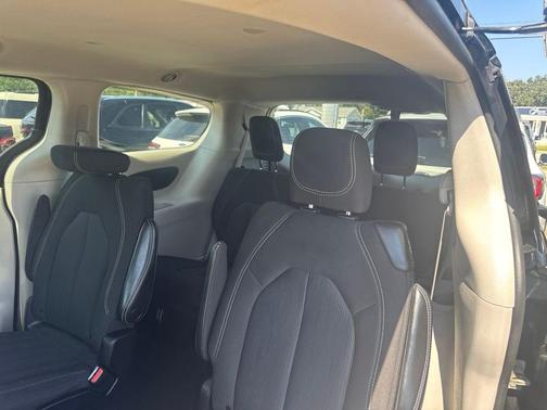 Brilliant Black Crystal Pearlcoat 2023 Chrysler Voyager LX