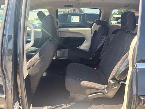 Brilliant Black Crystal Pearlcoat 2023 Chrysler Voyager LX