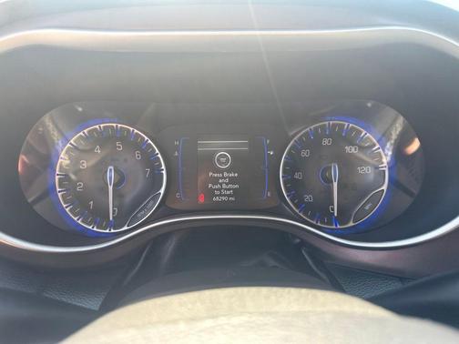 Brilliant Black Crystal Pearlcoat 2023 Chrysler Voyager LX